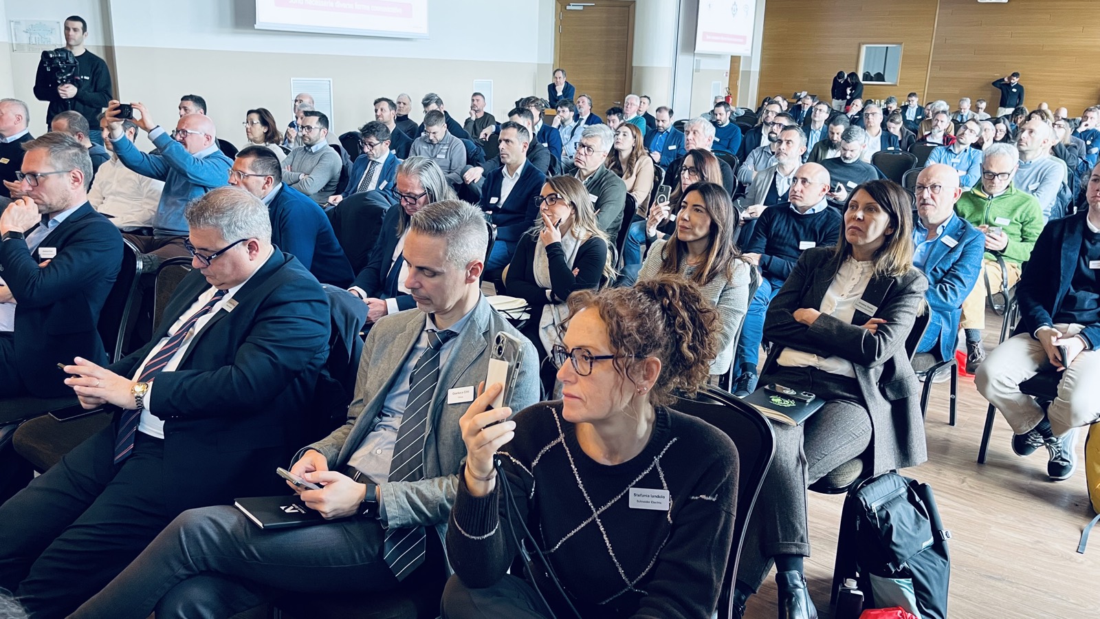 La platea segue con attenzione una sessione