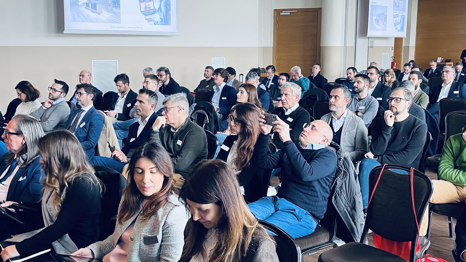 Una sala gremita segue una sessione
