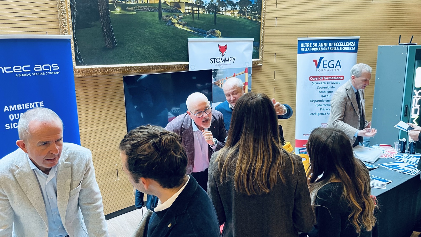 Uno stand dei partner affollato di visitatori